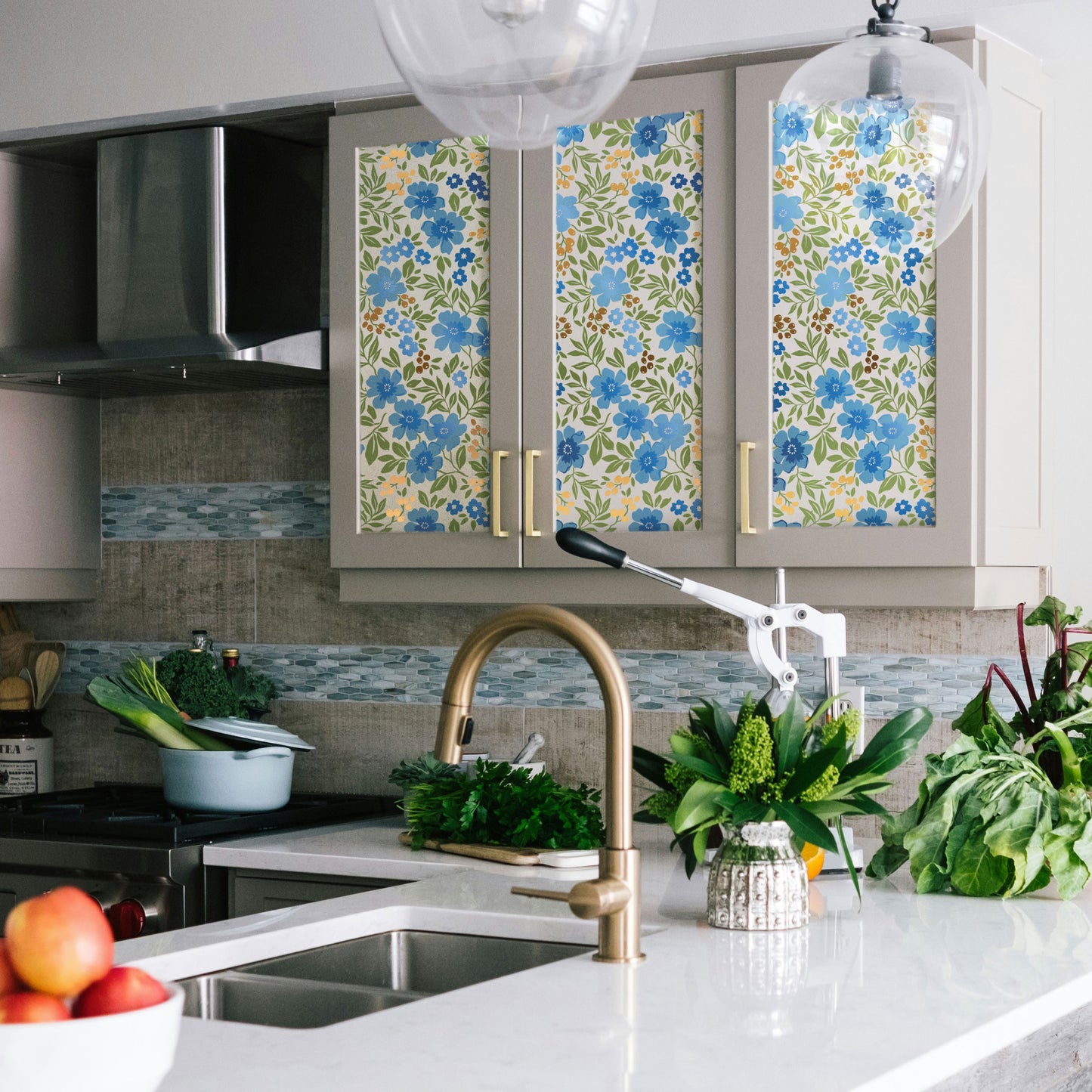 Peel and Stick Wallpaper Sheets – Friendly Flowers Design